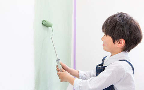 子供がデュブロンを塗装している様子